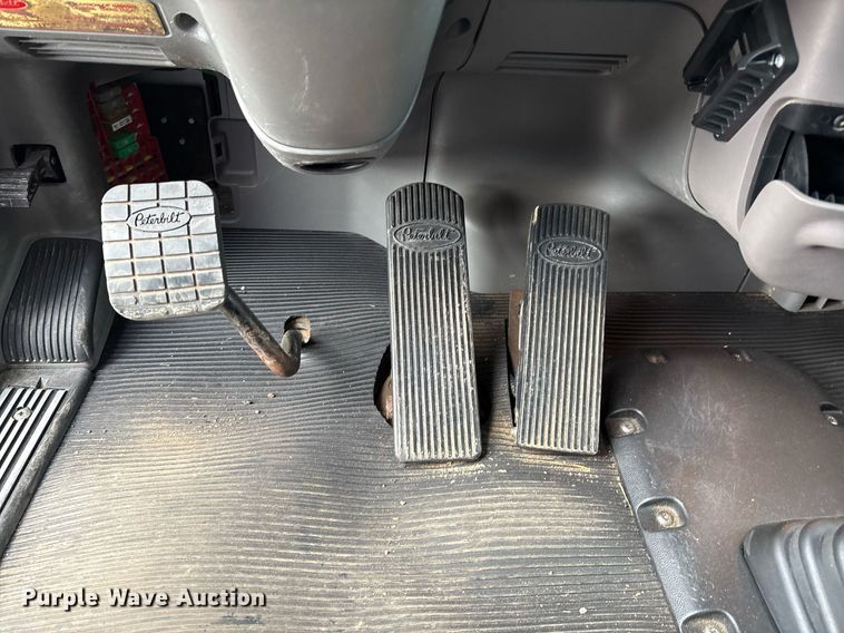 image for item DX8052 2013 Peterbilt 367 semi truck