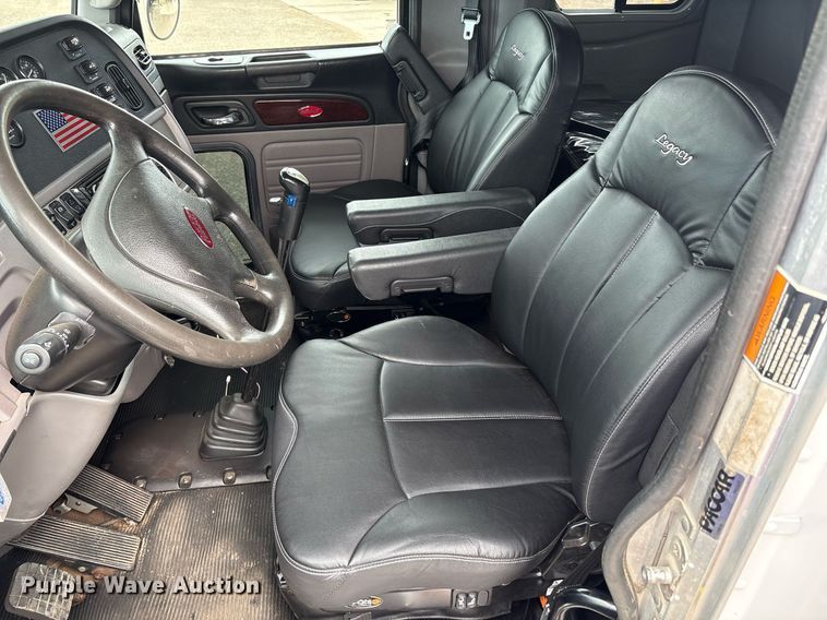 image for item DX8052 2013 Peterbilt 367 semi truck