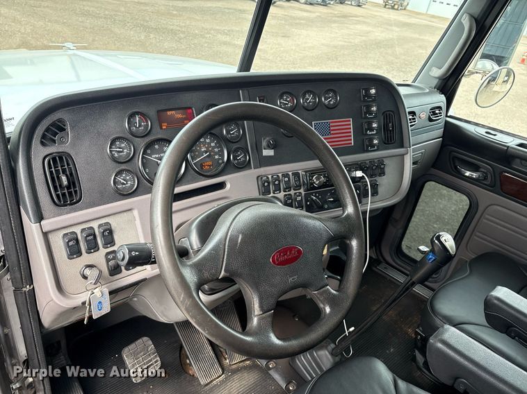 image for item DX8052 2013 Peterbilt 367 semi truck