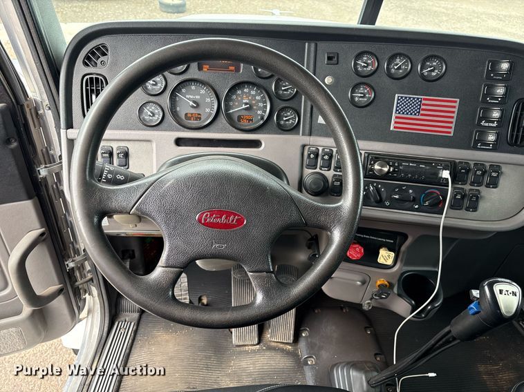 image for item DX8052 2013 Peterbilt 367 semi truck