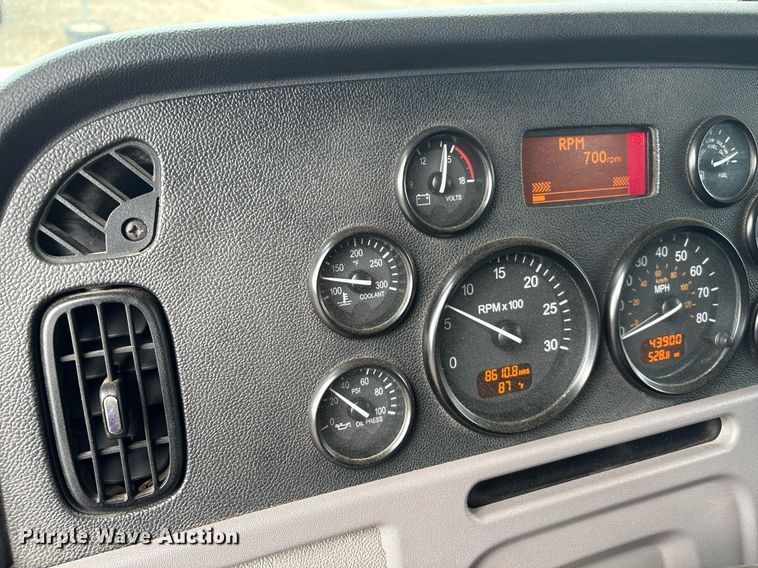 image for item DX8052 2013 Peterbilt 367 semi truck