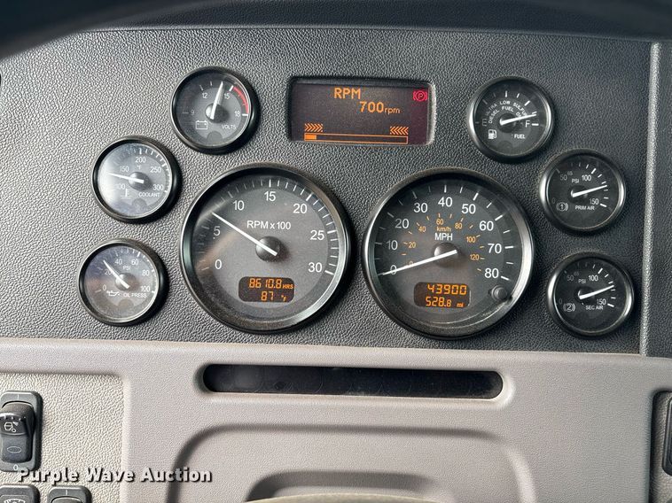 image for item DX8052 2013 Peterbilt 367 semi truck