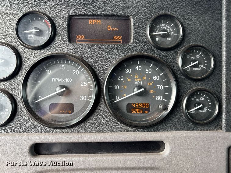 image for item DX8052 2013 Peterbilt 367 semi truck