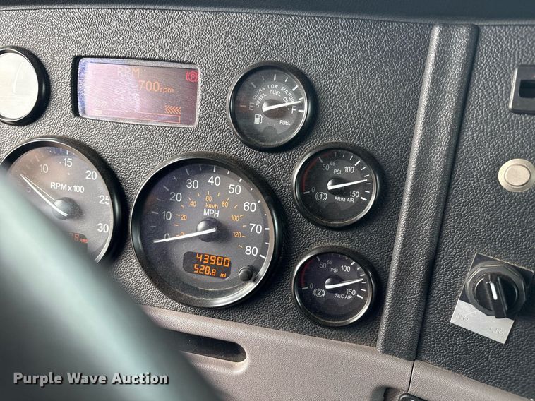 image for item DX8052 2013 Peterbilt 367 semi truck