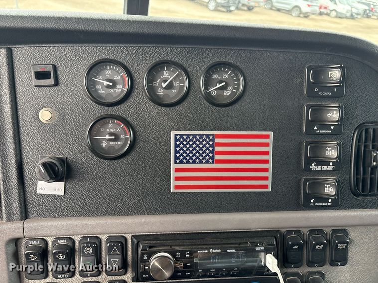 image for item DX8052 2013 Peterbilt 367 semi truck