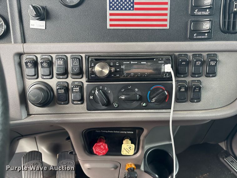 image for item DX8052 2013 Peterbilt 367 semi truck