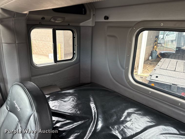 image for item DX8052 2013 Peterbilt 367 semi truck