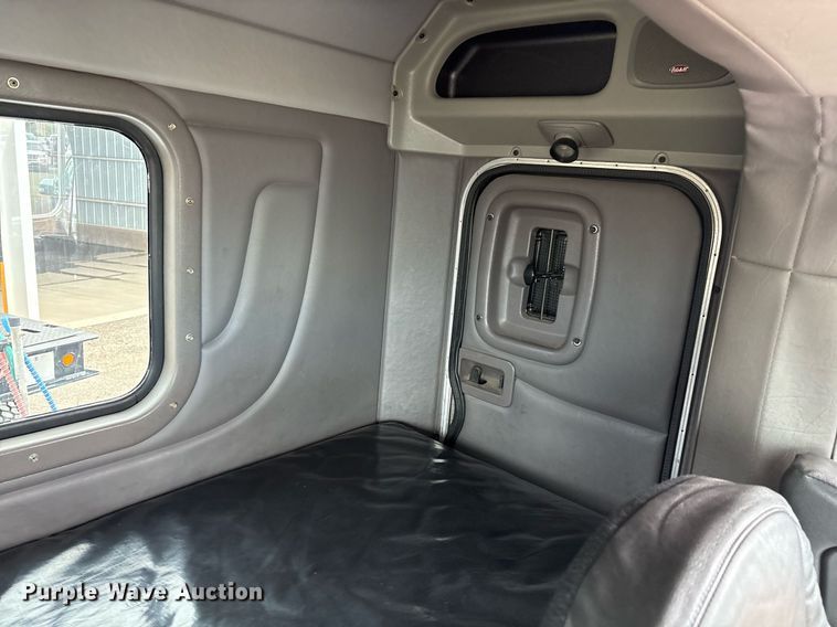 image for item DX8052 2013 Peterbilt 367 semi truck