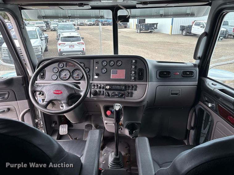 image for item DX8052 2013 Peterbilt 367 semi truck