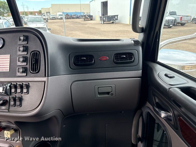 image for item DX8052 2013 Peterbilt 367 semi truck