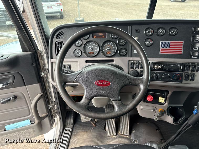 image for item DX8052 2013 Peterbilt 367 semi truck