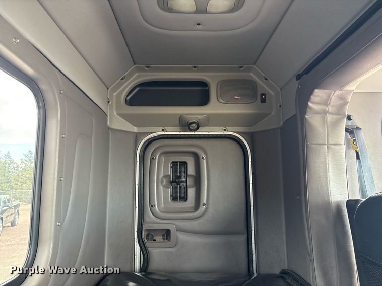 image for item DX8052 2013 Peterbilt 367 semi truck