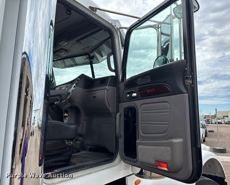 image for item DX8052 2013 Peterbilt 367 semi truck