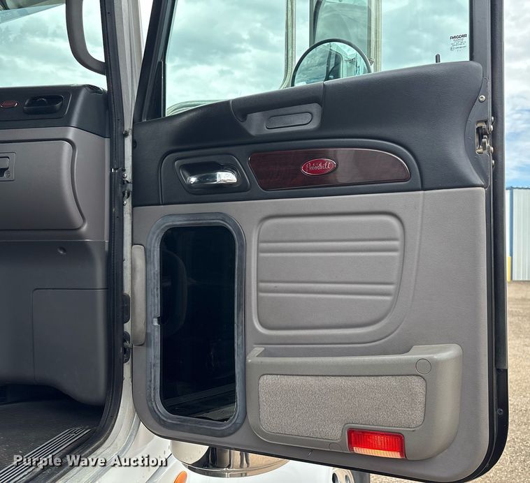 image for item DX8052 2013 Peterbilt 367 semi truck