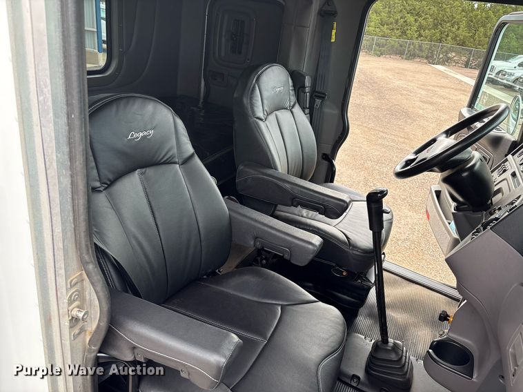 image for item DX8052 2013 Peterbilt 367 semi truck