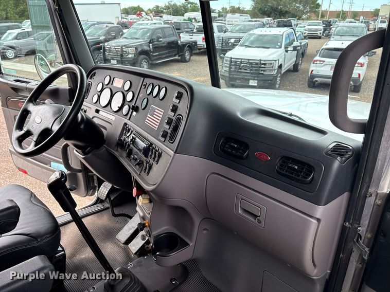 image for item DX8052 2013 Peterbilt 367 semi truck