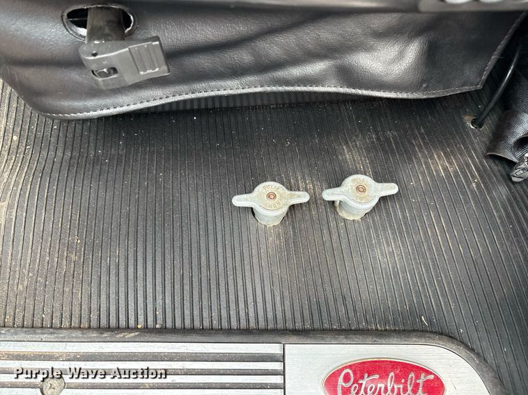 image for item DX8052 2013 Peterbilt 367 semi truck