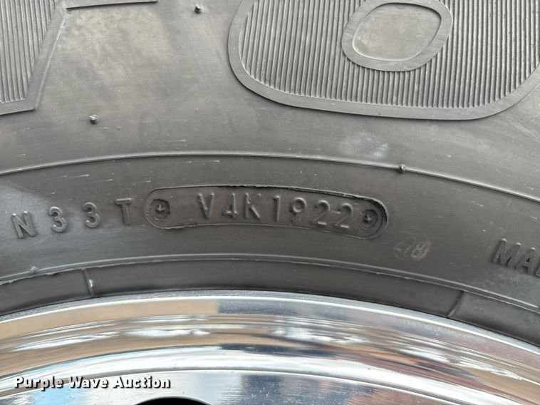 image for item DX8052 2013 Peterbilt 367 semi truck