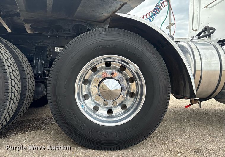 image for item DX8052 2013 Peterbilt 367 semi truck