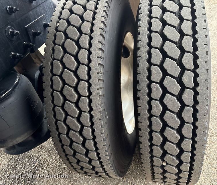 image for item DX8052 2013 Peterbilt 367 semi truck