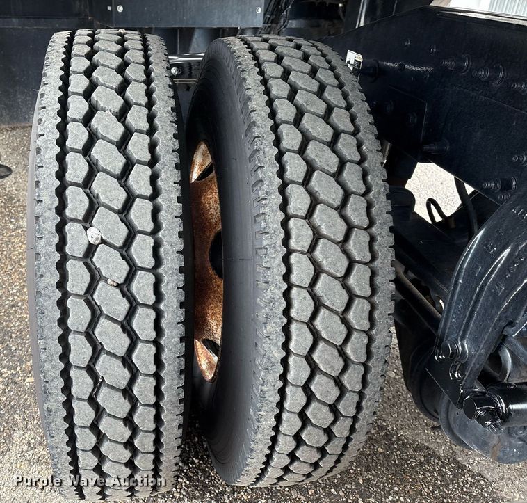 image for item DX8052 2013 Peterbilt 367 semi truck