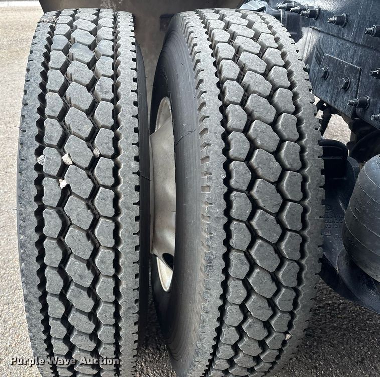 image for item DX8052 2013 Peterbilt 367 semi truck