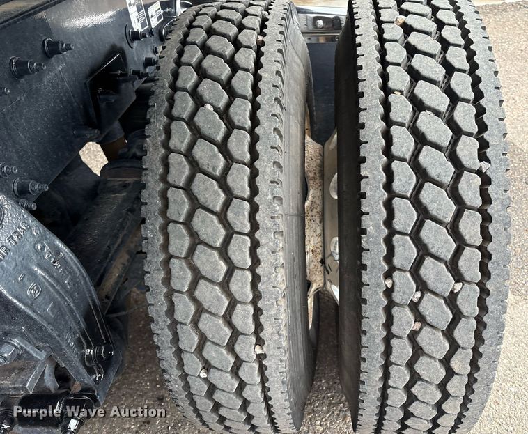 image for item DX8052 2013 Peterbilt 367 semi truck