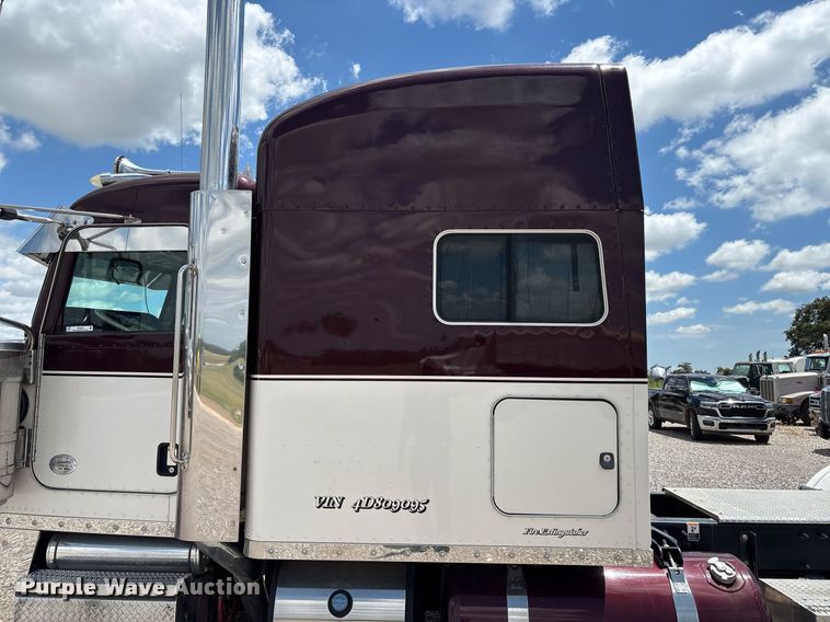 image for item DX8059 2017 Peterbilt 389 semi truck