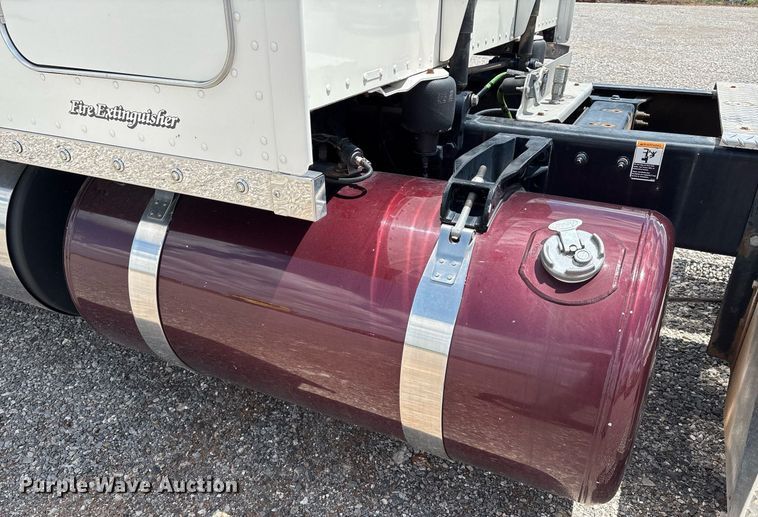 image for item DX8059 2017 Peterbilt 389 semi truck