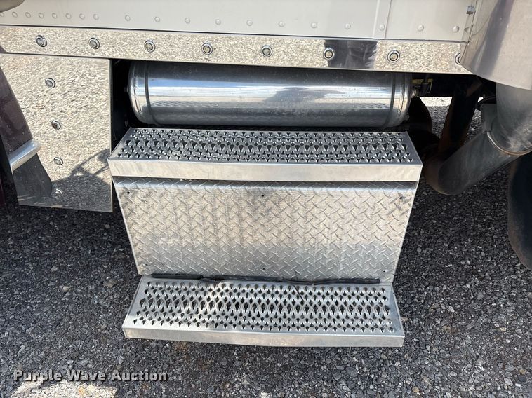 image for item DX8059 2017 Peterbilt 389 semi truck