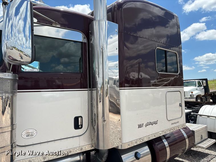 image for item DX8059 2017 Peterbilt 389 semi truck