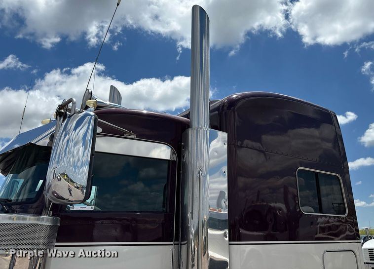 image for item DX8059 2017 Peterbilt 389 semi truck