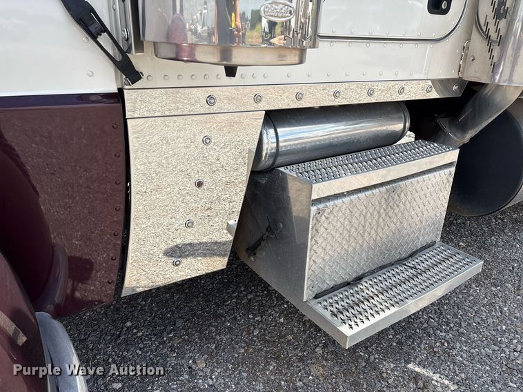 image for item DX8059 2017 Peterbilt 389 semi truck