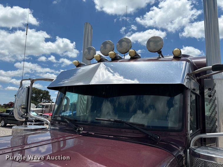 image for item DX8059 2017 Peterbilt 389 semi truck