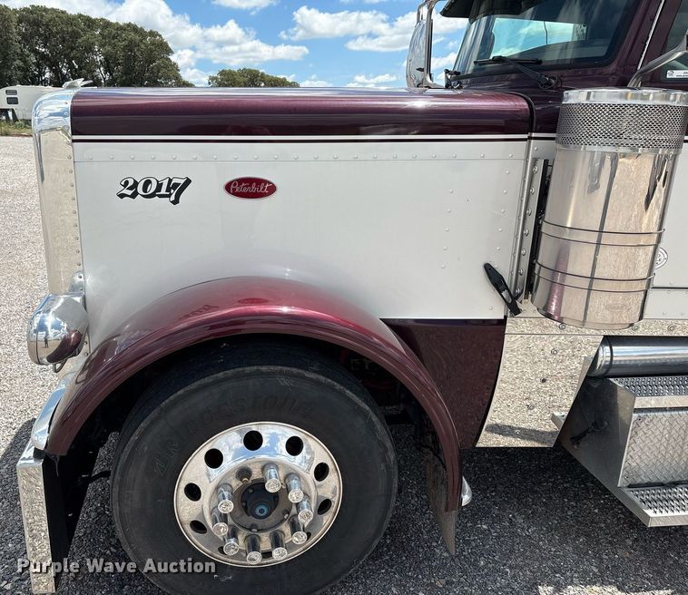 image for item DX8059 2017 Peterbilt 389 semi truck