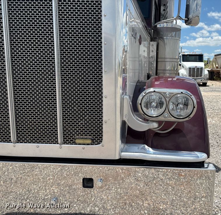 image for item DX8059 2017 Peterbilt 389 semi truck