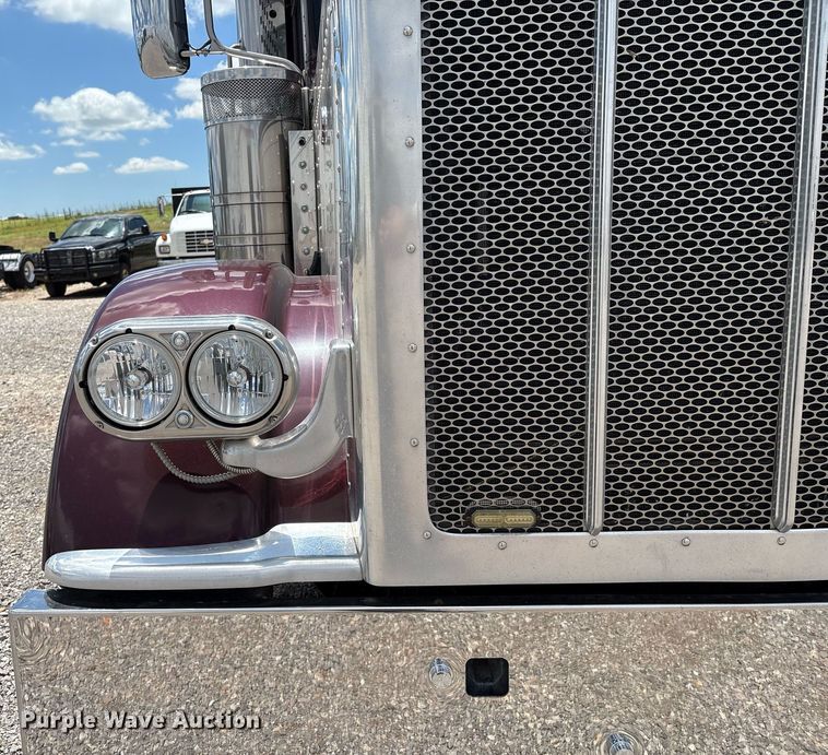 image for item DX8059 2017 Peterbilt 389 semi truck