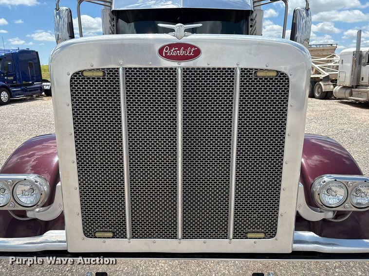 image for item DX8059 2017 Peterbilt 389 semi truck