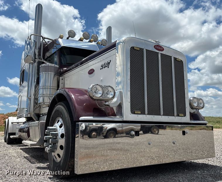 image for item DX8059 2017 Peterbilt 389 semi truck