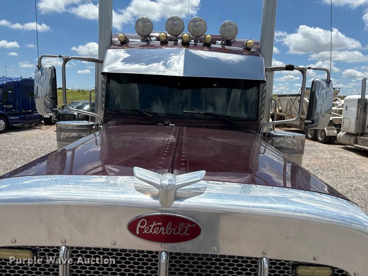 image for item DX8059 2017 Peterbilt 389 semi truck