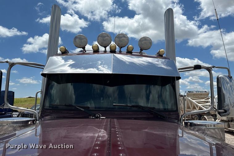 image for item DX8059 2017 Peterbilt 389 semi truck