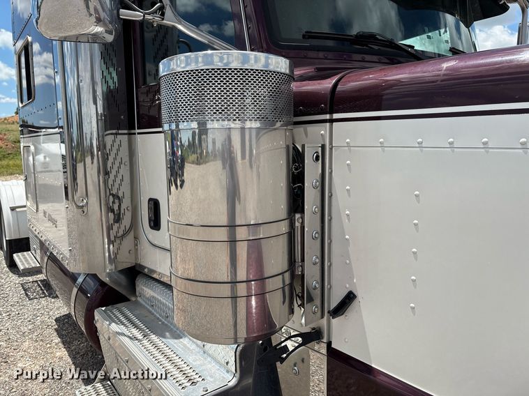 image for item DX8059 2017 Peterbilt 389 semi truck