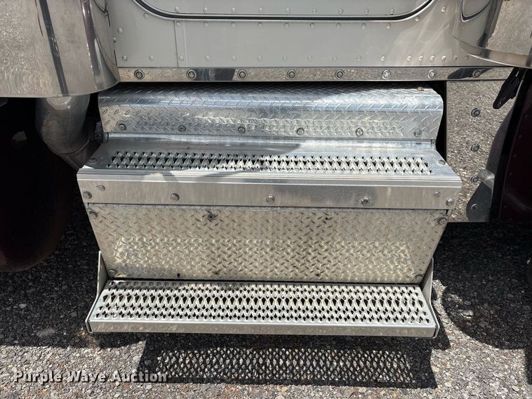 image for item DX8059 2017 Peterbilt 389 semi truck