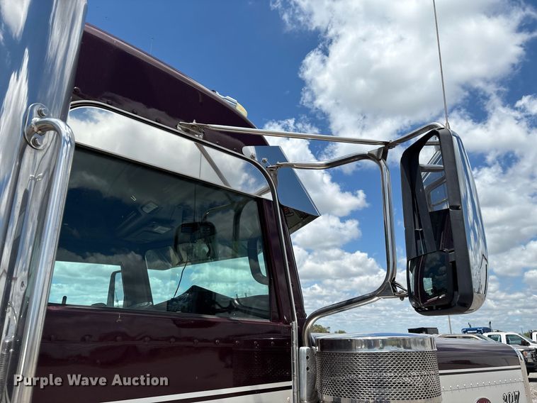 image for item DX8059 2017 Peterbilt 389 semi truck