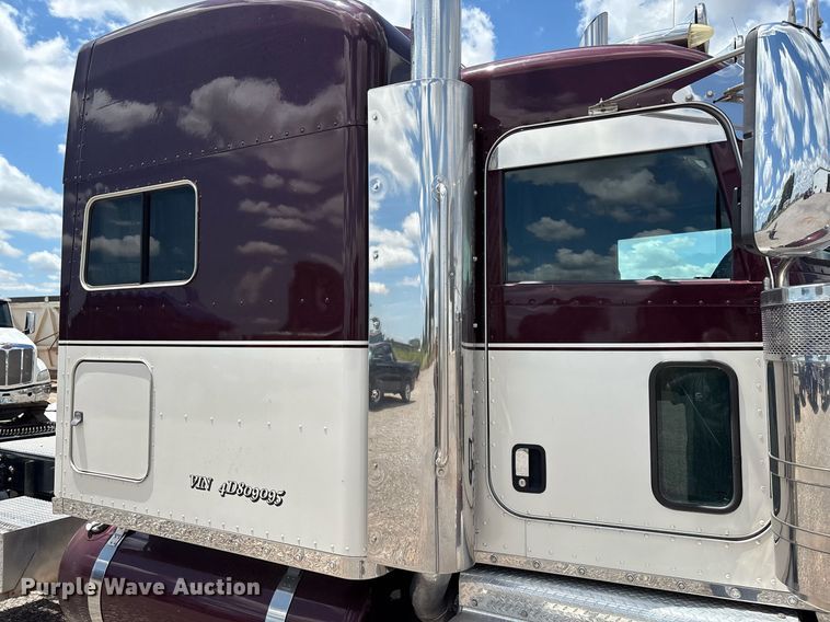 image for item DX8059 2017 Peterbilt 389 semi truck