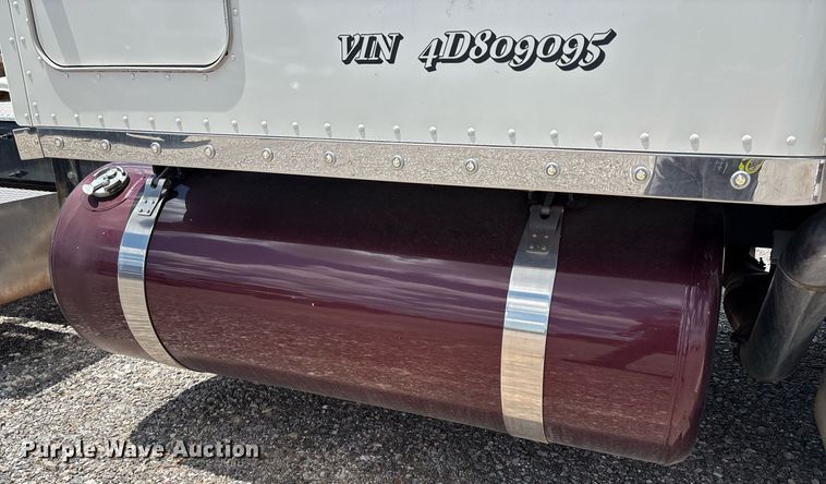 image for item DX8059 2017 Peterbilt 389 semi truck