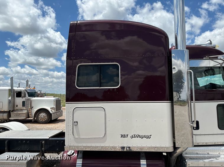image for item DX8059 2017 Peterbilt 389 semi truck