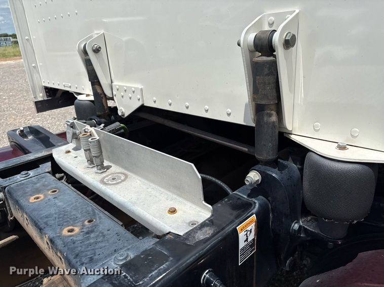 image for item DX8059 2017 Peterbilt 389 semi truck