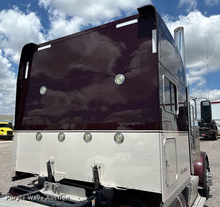 image for item DX8059 2017 Peterbilt 389 semi truck