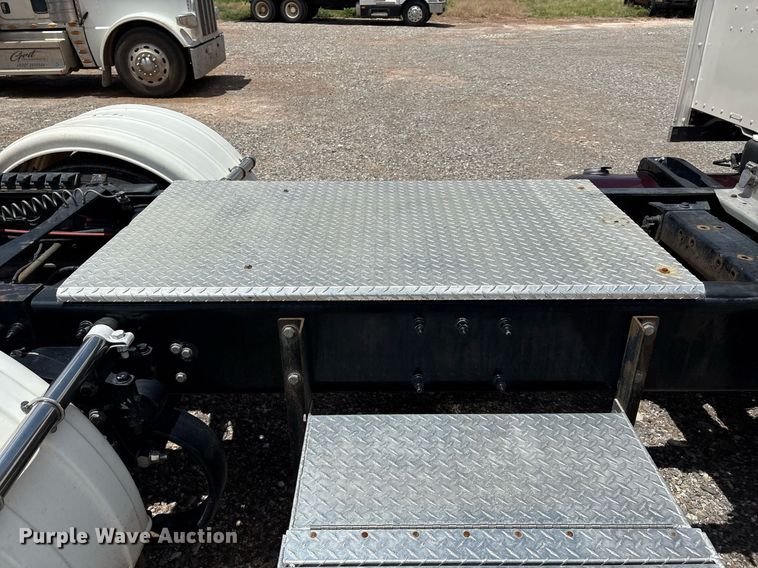 image for item DX8059 2017 Peterbilt 389 semi truck